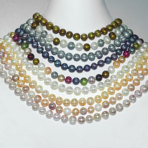 necklaces / colliers